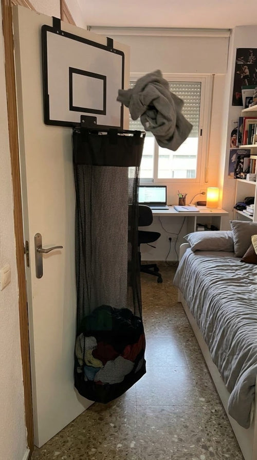 Canasta para la ropa sucia colgada en la puerta de un dormitorio